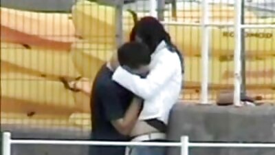 Soția bustiță a vecinului seduce și îl ia pe băiatul de alături