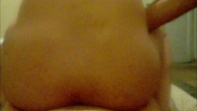O fată cu sânii uriașe se joacă cu un pute mare pe video porno acasă