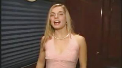 Două fete sexy se bucură de o acțiune fierbinte în trei