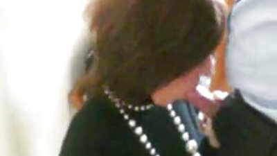 Mi-am văzut tânăra vecină goală în timp ce se îmbrăca