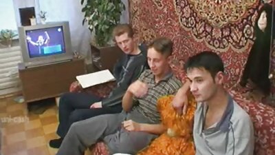 Casnică cu sânii mari jucând păsărică pe webcam