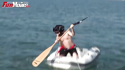 Soacra bustită vine să mă ajute în lucrările câmpului