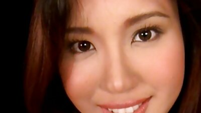 Băiatul norocos a lovit vecinii fierbinți pe mama și fiica