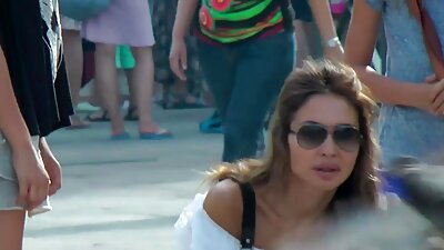 Băiatul norocos își ia prietenele cu mama fierbinte